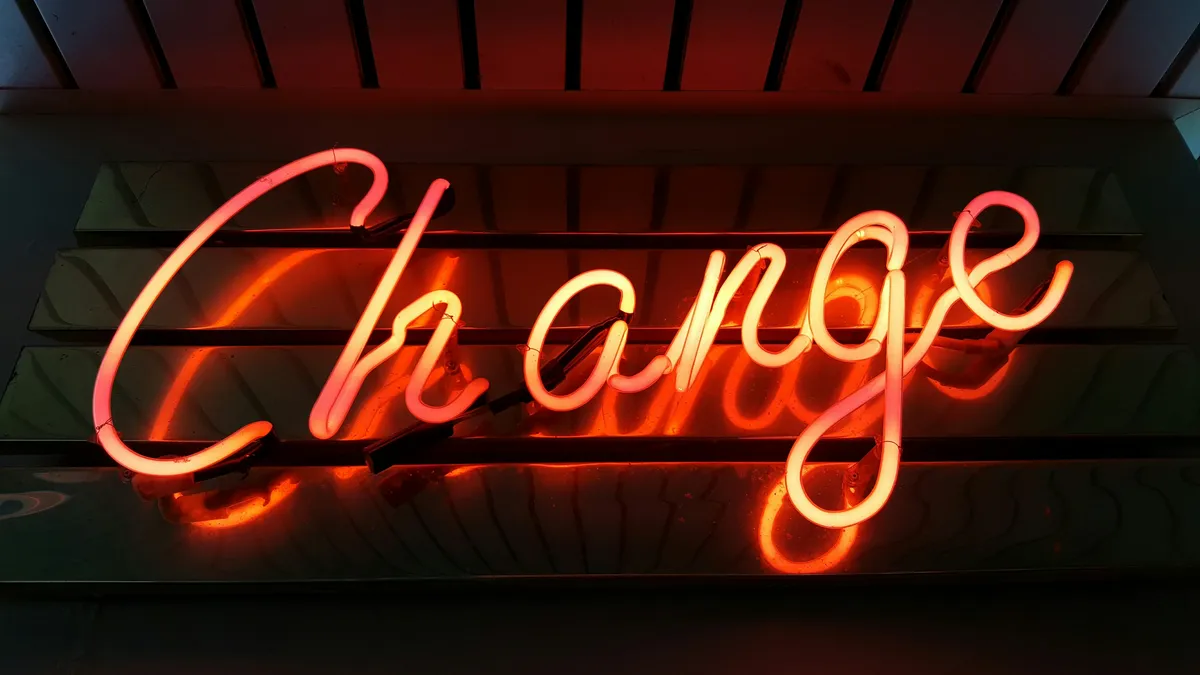 Das Wort Change als Neon-Lampe